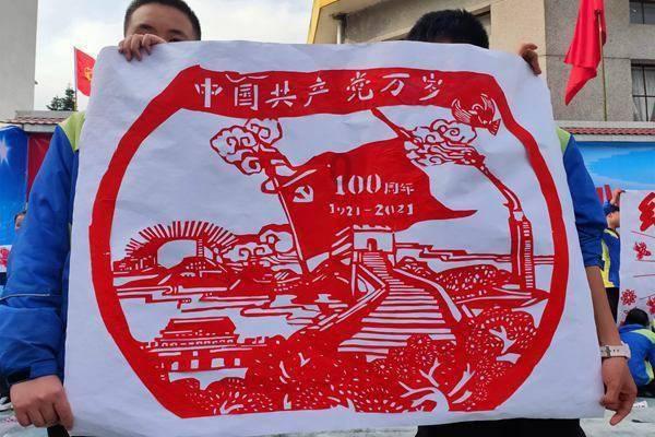 国外美女COS《铁拳8》莉莉：金发大小姐 还原度超高